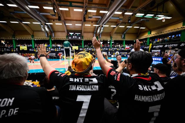 22.04.2026, Sporthalle Wolfsgrube, Suhl Volleyball, Bundesliga Frauen Play-offs, Finale, VfB Suhl LOTTO Thüringen Thueringen vs. Dresdner SC Feature Zuschauer Fans Fanblock Suhl