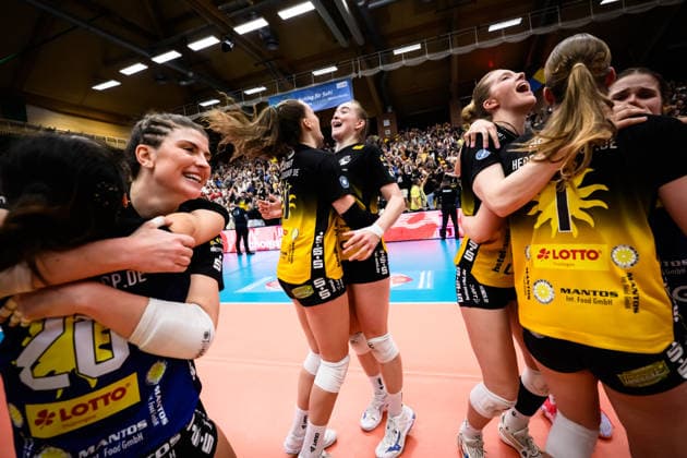 22.04.2026, Sporthalle Wolfsgrube, Suhl Volleyball, Bundesliga Frauen Play-offs, Finale, VfB Suhl LOTTO Thüringen Thueringen vs. Dresdner SC Jubel nach Matchball Sieg Suhl Xiang-Chen Lai ( 20 Suhl), Mackenzie Foley ( 8 Suhl) Laura Berger ( 11 Suhl), Monika Brancuska ( 25 Suhl), Hannah Hartmann ( 5 Suhl), Svea Naujack ( 1 Suhl), Emma Sambale ( 7 Suhl)