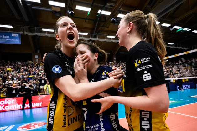 22.04.2026, Sporthalle Wolfsgrube, Suhl Volleyball, Bundesliga Frauen Play-offs, Finale, VfB Suhl LOTTO Thüringen Thueringen vs. Dresdner SC Jubel nach Matchball Sieg Suhl Hannah Hartmann ( 5 Suhl), Svea Naujack ( 1 Suhl), Emma Sambale ( 7 Suhl)