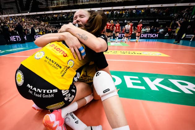 22.04.2026, Sporthalle Wolfsgrube, Suhl Volleyball, Bundesliga Frauen Play-offs, Finale, VfB Suhl LOTTO Thüringen Thueringen vs. Dresdner SC Jubel nach Matchball Sieg Suhl Irene del Carmen Ramos Mencia ( 2 Suhl), Roosa Laakonen ( 4 Suhl)