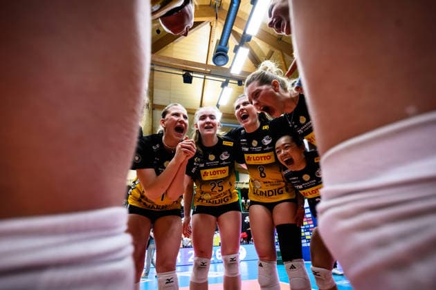 22.04.2026, Sporthalle Wolfsgrube, Suhl Volleyball, Bundesliga Frauen Play-offs, Finale, VfB Suhl LOTTO Thüringen Thueringen vs. Dresdner SC Jubel nach Matchball Sieg Suhl Svea Naujack ( 1 Suhl), Monika Brancuska ( 25 Suhl), Mackenzie Foley ( 8 Suhl), Xiang-Chen Lai ( 20 Suhl), Hannah Hartmann ( 5 Suhl)