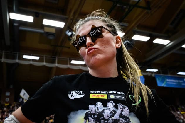 22.04.2026, Sporthalle Wolfsgrube, Suhl Volleyball, Bundesliga Frauen Play-offs, Finale, VfB Suhl LOTTO Thüringen Thueringen vs. Dresdner SC Mackenzie Foley ( 8 Suhl) mit CHAMPIONS Brille