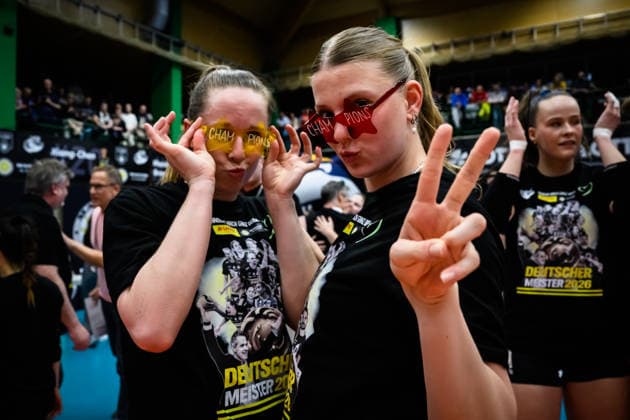 22.04.2026, Sporthalle Wolfsgrube, Suhl Volleyball, Bundesliga Frauen Play-offs, Finale, VfB Suhl LOTTO Thüringen Thueringen vs. Dresdner SC Lara Nagels ( 3 Suhl), Svea Naujack ( 1 Suhl) mit CHAMPIONS Brille
