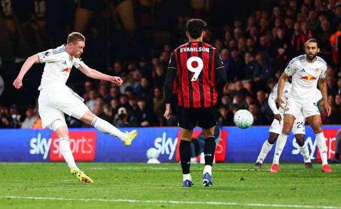 Sean Longstaff of Leeds United scores a goal to make the score 2-2. AFC Bournemouth v Leeds United, Premier League, Football, Vitality Stadium, Bournemouth, UK - 22 Apr 2026Bournemouth Vitality Stadium United Kingdom EDITORIAL USE ONLY No use with unauthorised audio, video, data, fixture lists, club league logos or live services. Online in-match use limited to 120 images, no video emulation. No use in betting, games or single club league player publications. Copyright: xJamesxMarsh Shutterstockx 16837522bj