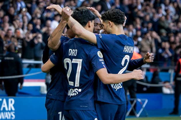 Dro Fernández, Achraf Hakimi - Célébrités dans les tribunes lors du match de football Ligue 1 McDonald s opposant le Paris Saint-Germain (PSG) au FC Nantes (3-0) au Parc des Princes à Paris le 22 avril 2026. Vicenzo Arnone Bestimage Celebrities in the stands during the Ligue 1 McDonald s football match between Paris Saint-Germain (PSG) and FC Nantes (3-0) at the Parc des Princes in Paris on April 22, 2026. Paris France  Copyright: xVincenzoxArnonex xBestimagexVincenzoxArnonex xBestimagex