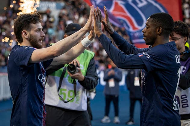 Khvicha Kvaratskhelia, Ousmane Dembélé - Célébrités dans les tribunes lors du match de football Ligue 1 McDonald s opposant le Paris Saint-Germain (PSG) au FC Nantes (3-0) au Parc des Princes à Paris le 22 avril 2026. Vicenzo Arnone Bestimage Celebrities in the stands during the Ligue 1 McDonald s football match between Paris Saint-Germain (PSG) and FC Nantes (3-0) at the Parc des Princes in Paris on April 22, 2026. Paris France  Copyright: xVincenzoxArnonex xBestimagexVincenzoxArnonex xBestimagex