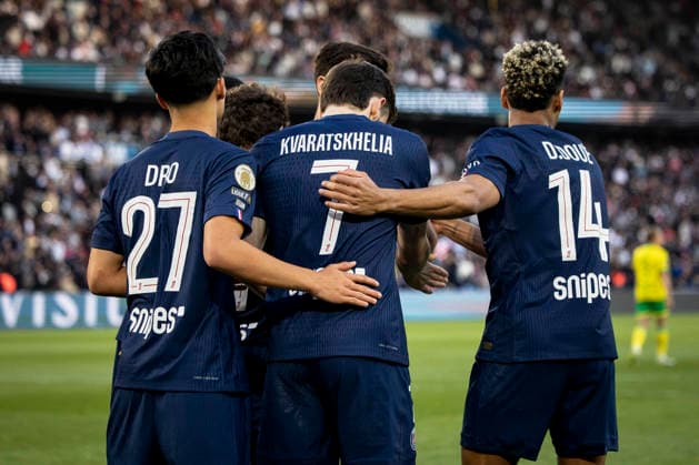 Dro Fernández, Khvicha Kvaratskhelia, Désiré Doué - Célébrités dans les tribunes lors du match de football Ligue 1 McDonald s opposant le Paris Saint-Germain (PSG) au FC Nantes (3-0) au Parc des Princes à Paris le 22 avril 2026. Vicenzo Arnone Bestimage Celebrities in the stands during the Ligue 1 McDonald s football match between Paris Saint-Germain (PSG) and FC Nantes (3-0) at the Parc des Princes in Paris on April 22, 2026. Paris France  Copyright: xVincenzoxArnonex xBestimagexVincenzoxArnonex xBestimagex