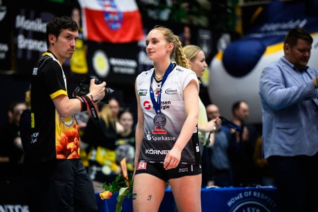 22.04.2026, Sporthalle Wolfsgrube, Suhl Volleyball, Bundesliga Frauen Play-offs, Finale, VfB Suhl LOTTO Thüringen Thueringen vs. Dresdner SC Patricia Nestler ( 1 Dresden) mit Silbermedaille Medaille
