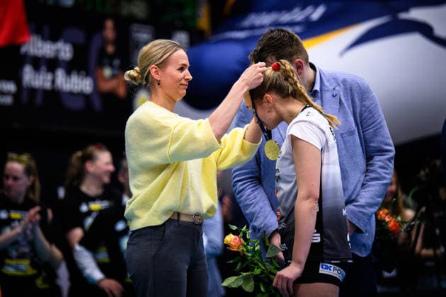 22.04.2026, Sporthalle Wolfsgrube, Suhl Volleyball, Bundesliga Frauen Play-offs, Finale, VfB Suhl LOTTO Thüringen Thueringen vs. Dresdner SC Kim Oszvald-Renkema (Geschäftsführerin Geschaeftsfuehrerin Volleyball Bundesliga VBL) übergibt Silbermedaille Medaille an Patricia Nestler ( 1 Dresden)