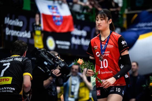 22.04.2026, Sporthalle Wolfsgrube, Suhl Volleyball, Bundesliga Frauen Play-offs, Finale, VfB Suhl LOTTO Thüringen Thueringen vs. Dresdner SC Miku Akimoto ( 10 Dresden) mit Silbermedaille Medaille