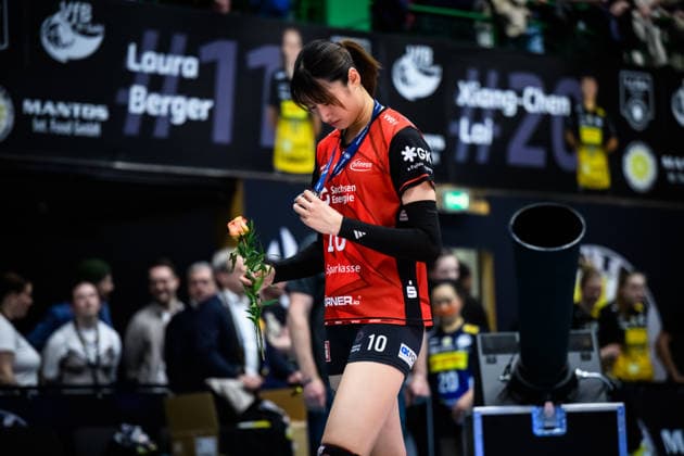 22.04.2026, Sporthalle Wolfsgrube, Suhl Volleyball, Bundesliga Frauen Play-offs, Finale, VfB Suhl LOTTO Thüringen Thueringen vs. Dresdner SC Miku Akimoto ( 10 Dresden) mit Silbermedaille Medaille