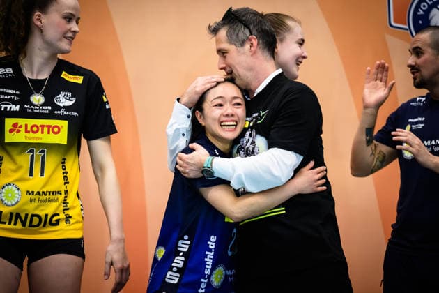 22.04.2026, Sporthalle Wolfsgrube, Suhl Volleyball, Bundesliga Frauen Play-offs, Finale, VfB Suhl LOTTO Thüringen Thueringen vs. Dresdner SC Siegerehrung Xiang-Chen Lai ( 20 Suhl), Laszlo Hollosy (Trainer Coach Suhl)