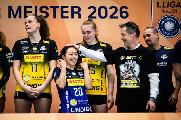22.04.2026, Sporthalle Wolfsgrube, Suhl Volleyball, Bundesliga Frauen Play-offs, Finale, VfB Suhl LOTTO Thüringen Thueringen vs. Dresdner SC Siegerehrung Laura Berger ( 11 Suhl), Xiang-Chen Lai ( 20 Suhl), Monika Brancuska ( 25 Suhl), Laszlo Hollosy (Trainer Coach Suhl), Alberto Ruiz Rubio (Co-Trainer Assistant Coach Suhl)
