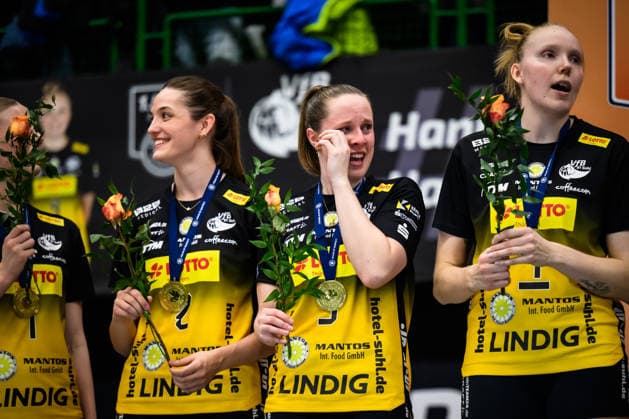 22.04.2026, Sporthalle Wolfsgrube, Suhl Volleyball, Bundesliga Frauen Play-offs, Finale, VfB Suhl LOTTO Thüringen Thueringen vs. Dresdner SC Siegerehrung Svea Naujack ( 1 Suhl), Irene del Carmen Ramos Mencia ( 2 Suhl), Lara Nagels ( 3 Suhl), Roosa Laakonen ( 4 Suhl)