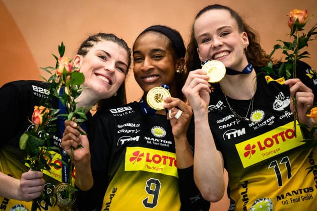 22.04.2026, Sporthalle Wolfsgrube, Suhl Volleyball, Bundesliga Frauen Play-offs, Finale, VfB Suhl LOTTO Thüringen Thueringen vs. Dresdner SC Siegerehrung Mackenzie Foley ( 8 Suhl), Sanaa Dotson ( 9 Suhl), Laura Berger ( 11 Suhl)