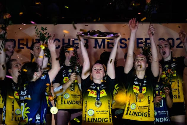 22.04.2026, Sporthalle Wolfsgrube, Suhl Volleyball, Bundesliga Frauen Play-offs, Finale, VfB Suhl LOTTO Thüringen Thueringen vs. Dresdner SC Deutscher Meister 2026: VfB Suhl LOTTO Thüringen Thueringen Lara Nagels ( 3 Suhl) mit Pokal Trophy
