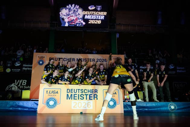 22.04.2026, Sporthalle Wolfsgrube, Suhl Volleyball, Bundesliga Frauen Play-offs, Finale, VfB Suhl LOTTO Thüringen Thueringen vs. Dresdner SC Deutscher Meister 2026: VfB Suhl LOTTO Thüringen Thueringen Roosa Laakonen ( 4 Suhl) mit Pokal Trophy