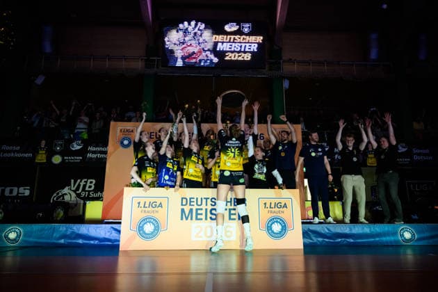 22.04.2026, Sporthalle Wolfsgrube, Suhl Volleyball, Bundesliga Frauen Play-offs, Finale, VfB Suhl LOTTO Thüringen Thueringen vs. Dresdner SC Deutscher Meister 2026: VfB Suhl LOTTO Thüringen Thueringen Roosa Laakonen ( 4 Suhl) mit Pokal Trophy