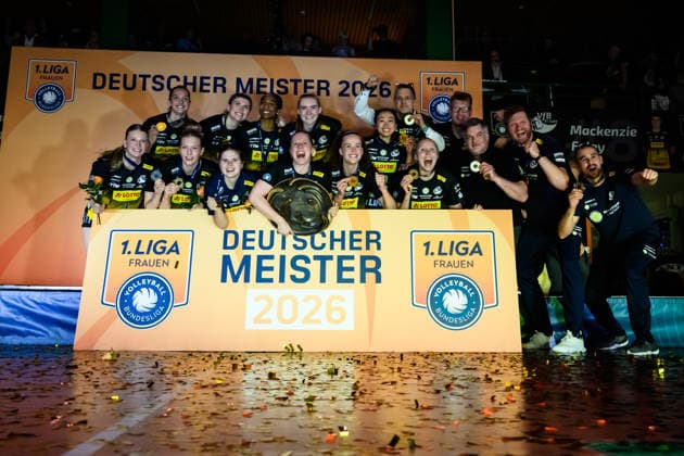 22.04.2026, Sporthalle Wolfsgrube, Suhl Volleyball, Bundesliga Frauen Play-offs, Finale, VfB Suhl LOTTO Thüringen Thueringen vs. Dresdner SC Deutscher Meister 2026: VfB Suhl LOTTO Thüringen Thueringen Lara Nagels ( 3 Suhl) mit Pokal Trophy