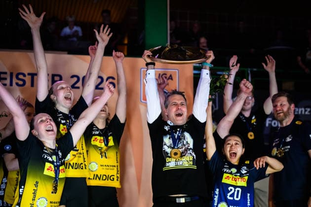 22.04.2026, Sporthalle Wolfsgrube, Suhl Volleyball, Bundesliga Frauen Play-offs, Finale, VfB Suhl LOTTO Thüringen Thueringen vs. Dresdner SC Deutscher Meister 2026: VfB Suhl LOTTO Thüringen Thueringen Laszlo Hollosy (Trainer Coach Suhl) mit Pokal Trophy