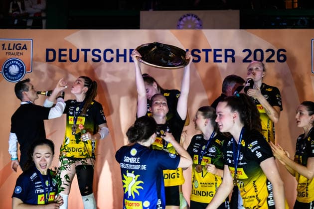 22.04.2026, Sporthalle Wolfsgrube, Suhl Volleyball, Bundesliga Frauen Play-offs, Finale, VfB Suhl LOTTO Thüringen Thueringen vs. Dresdner SC Deutscher Meister 2026: VfB Suhl LOTTO Thüringen Thueringen Hannah Hartmann ( 5 Suhl) mit Pokal Trophy