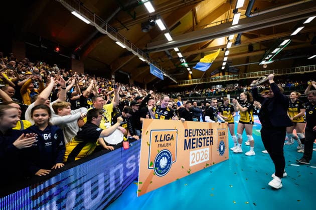 22.04.2026, Sporthalle Wolfsgrube, Suhl Volleyball, Bundesliga Frauen Play-offs, Finale, VfB Suhl LOTTO Thüringen Thueringen vs. Dresdner SC Lara Nagels ( 3 Suhl) mit Schild DEUTSCHER MEISTER 2026, Alexander Mantlik (Präsident Praesident Suhl) mit Meisterschale Trophy