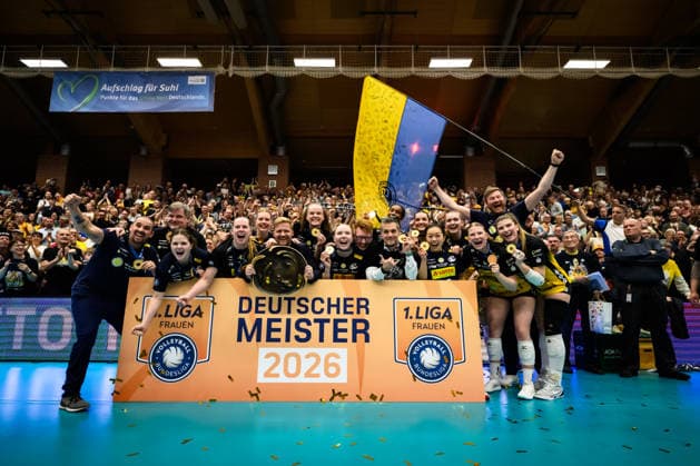 22.04.2026, Sporthalle Wolfsgrube, Suhl Volleyball, Bundesliga Frauen Play-offs, Finale, VfB Suhl LOTTO Thüringen Thueringen vs. Dresdner SC Deutscher Meister 2026: VfB Suhl LOTTO Thüringen Thueringen Alexander Mantlik (Präsident Praesident Suhl) mit Meisterschale Trophy *** 22 04 2026, Sporthalle Wolfsgrube, Suhl Volleyball, Bundesliga Women Play offs, Final, VfB Suhl LOTTO Thüringen Thueringen vs Dresdner SC German Champion 2026 VfB Suhl LOTTO Thüringen Thueringen Alexander Mantlik President President Suhl with Meisterschale Trophy
