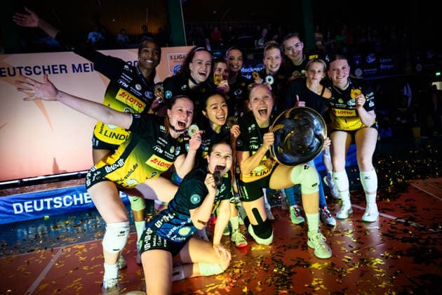 22.04.2026, Sporthalle Wolfsgrube, Suhl Volleyball, Bundesliga Frauen Play-offs, Finale, VfB Suhl LOTTO Thüringen Thueringen vs. Dresdner SC Deutscher Meister 2026: VfB Suhl LOTTO Thüringen Thueringen Roosa Laakonen ( 4 Suhl) mit Pokal Trophy