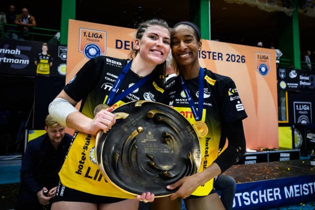 22.04.2026, Sporthalle Wolfsgrube, Suhl Volleyball, Bundesliga Frauen Play-offs, Finale, VfB Suhl LOTTO Thüringen Thueringen vs. Dresdner SC Mackenzie Foley ( 8 Suhl), Sanaa Dotson ( 9 Suhl) posieren mit Goldmedaille Medaille
