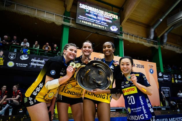 22.04.2026, Sporthalle Wolfsgrube, Suhl Volleyball, Bundesliga Frauen Play-offs, Finale, VfB Suhl LOTTO Thüringen Thueringen vs. Dresdner SC Mackenzie Foley ( 8 Suhl), Irene del Carmen Ramos Mencia ( 2 Suhl), Laszlo Hollosy (Trainer Coach Suhl), Sanaa Dotson ( 9 Suhl) Xiang-Chen Lai ( 20 Suhl) posieren mit Goldmedaille Medaille und Meisterschale Trophy