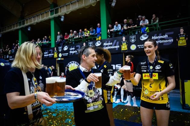 22.04.2026, Sporthalle Wolfsgrube, Suhl Volleyball, Bundesliga Frauen Play-offs, Finale, VfB Suhl LOTTO Thüringen Thueringen vs. Dresdner SC Laszlo Hollosy (Trainer Coach Suhl) bringt Bier