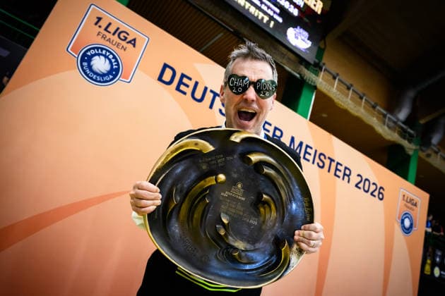 22.04.2026, Sporthalle Wolfsgrube, Suhl Volleyball, Bundesliga Frauen Play-offs, Finale, VfB Suhl LOTTO Thüringen Thueringen vs. Dresdner SC Laszlo Hollosy (Trainer Coach Suhl) mit Meisterschale Trophy