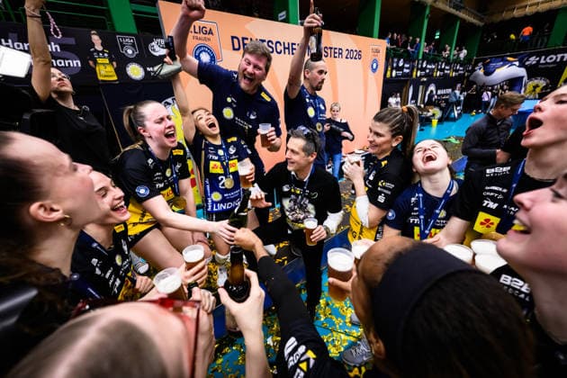 22.04.2026, Sporthalle Wolfsgrube, Suhl Volleyball, Bundesliga Frauen Play-offs, Finale, VfB Suhl LOTTO Thüringen Thueringen vs. Dresdner SC Suhls Spielerinnen und Staff um Laszlo Hollosy (Trainer Coach Suhl) feiert die Deutsche Meisterschaft 2026