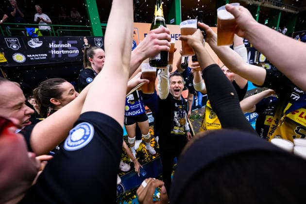 22.04.2026, Sporthalle Wolfsgrube, Suhl Volleyball, Bundesliga Frauen Play-offs, Finale, VfB Suhl LOTTO Thüringen Thueringen vs. Dresdner SC Suhls Spielerinnen und Staff um Laszlo Hollosy (Trainer Coach Suhl) feiert die Deutsche Meisterschaft 2026
