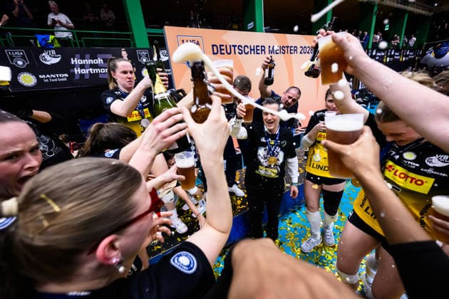 22.04.2026, Sporthalle Wolfsgrube, Suhl Volleyball, Bundesliga Frauen Play-offs, Finale, VfB Suhl LOTTO Thüringen Thueringen vs. Dresdner SC Suhls Spielerinnen und Staff um Laszlo Hollosy (Trainer Coach Suhl) feiert die Deutsche Meisterschaft 2026