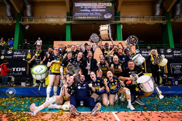 22.04.2026, Sporthalle Wolfsgrube, Suhl Volleyball, Bundesliga Frauen Play-offs, Finale, VfB Suhl LOTTO Thüringen Thueringen vs. Dresdner SC Deutscher Meister 2026: VfB Suhl LOTTO Thüringen Thueringen mit Fans Laura Berger ( 11 Suhl) mit Meisterschale, Alexander Mantlik (Präsident Praesident Suhl) mit DVV-Pokal