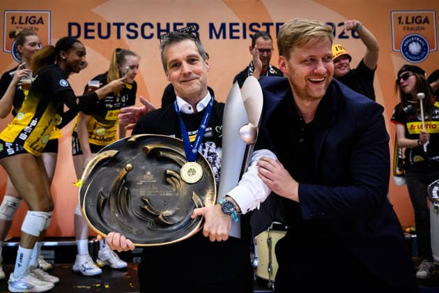 22.04.2026, Sporthalle Wolfsgrube, Suhl Volleyball, Bundesliga Frauen Play-offs, Finale, VfB Suhl LOTTO Thüringen Thueringen vs. Dresdner SC Laszlo Hollosy (Trainer Coach Suhl) mit Meisterschale und DVV-Pokal, Alexander Mantlik (Präsident Praesident Suhl)