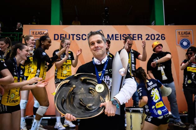 22.04.2026, Sporthalle Wolfsgrube, Suhl Volleyball, Bundesliga Frauen Play-offs, Finale, VfB Suhl LOTTO Thüringen Thueringen vs. Dresdner SC Laszlo Hollosy (Trainer Coach Suhl) mit Meisterschale und DVV-Pokal