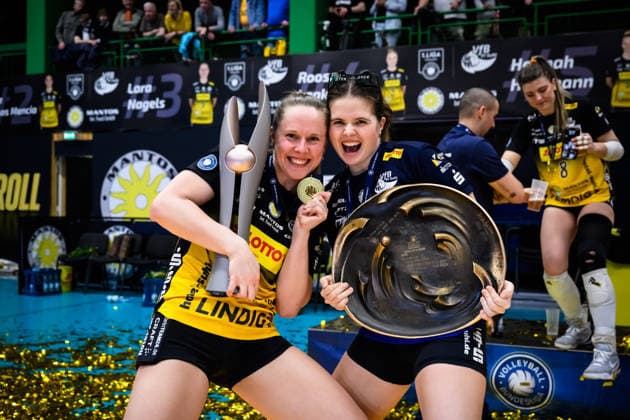 22.04.2026, Sporthalle Wolfsgrube, Suhl Volleyball, Bundesliga Frauen Play-offs, Finale, VfB Suhl LOTTO Thüringen Thueringen vs. Dresdner SC Lara Nagels ( 3 Suhl) mit DVV-Pokal, Emma Sambale ( 7 Suhl) mit Meisterschale