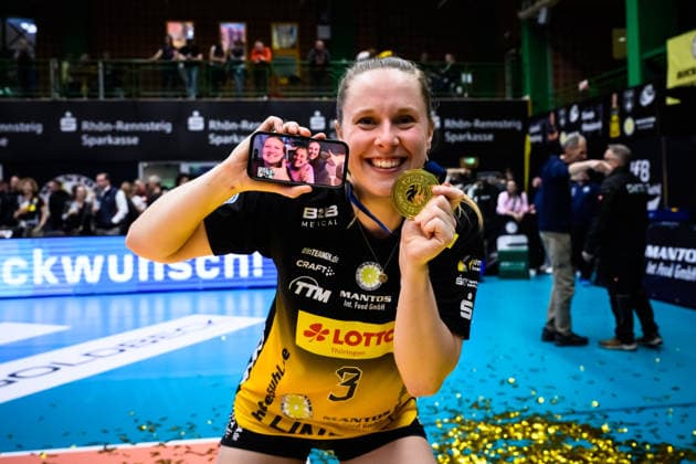 22.04.2026, Sporthalle Wolfsgrube, Suhl Volleyball, Bundesliga Frauen Play-offs, Finale, VfB Suhl LOTTO Thüringen Thueringen vs. Dresdner SC Lara Nagels ( 3 Suhl) mit Medaille Goldmedaille und Familie auf Handy