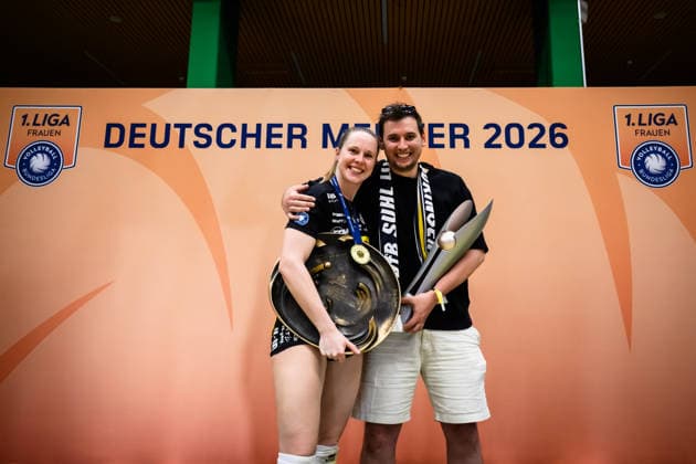 22.04.2026, Sporthalle Wolfsgrube, Suhl Volleyball, Bundesliga Frauen Play-offs, Finale, VfB Suhl LOTTO Thüringen Thueringen vs. Dresdner SC Lara Nagels ( 3 Suhl) mit Meisterschale, Partner Jeroen Devey mit DVV-Pokal