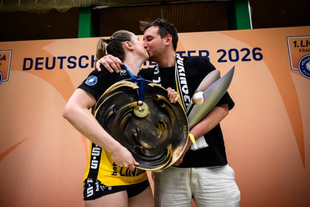 22.04.2026, Sporthalle Wolfsgrube, Suhl Volleyball, Bundesliga Frauen Play-offs, Finale, VfB Suhl LOTTO Thüringen Thueringen vs. Dresdner SC Lara Nagels ( 3 Suhl) mit Meisterschale, Partner Jeroen Devey mit DVV-Pokal