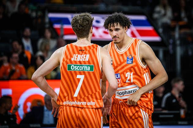 Neu Ulm, Deutschland, 22.04.26: Tobias Jensen (ratiopharm ulm) und Alec Anigbata (ratiopharm ulm) Schauen waehrend des Basketball Bundesliga Spiels zwischen ratiopharm ulm vs ALBA Berlin in der ratiopharm Arena am 22. April 2026 in Neu Ulm, Deutschland. (Foto von Harry Langer DeFodi Images) ratiopharm Arena, Germany, 22.04.26: Tobias Jensen (ratiopharm ulm) und Alec Anigbata (ratiopharm ulm) Looks on during the Basketball Bundesliga match between ratiopharm ulm vs ALBA Berlin at Neu Ulm on April 22, 2026 in ratiopharm Arena, Germany. (Photo by Harry Langer DeFodi Images) (Photo by Harry Langer DeFodi Images) -