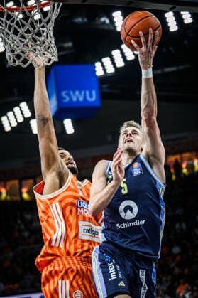 Neu Ulm, Deutschland, 22.04.26: Joel Soriano (ratiopharm ulm) und Sam Griesel (ALBA Berlin) im Zweikampf waehrend des Basketball Bundesliga Spiels zwischen ratiopharm ulm vs ALBA Berlin in der ratiopharm Arena am 22. April 2026 in Neu Ulm, Deutschland. (Foto von Harry Langer DeFodi Images) ratiopharm Arena, Germany, 22.04.26: Joel Soriano (ratiopharm ulm) und Sam Griesel (ALBA Berlin) battle for the ball during the Basketball Bundesliga match between ratiopharm ulm vs ALBA Berlin at Neu Ulm on April 22, 2026 in ratiopharm Arena, Germany. (Photo by Harry Langer DeFodi Images) (Photo by Harry Langer DeFodi Images) -