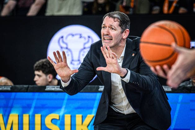 Neu Ulm, Deutschland, 22.04.26: Head Coach Ty Harrelson (ratiopharm ulm) gestikuliert, gestik waehrend des Basketball Bundesliga Spiels zwischen ratiopharm ulm vs ALBA Berlin in der ratiopharm Arena am 22. April 2026 in Neu Ulm, Deutschland. (Foto von Harry Langer DeFodi Images) ratiopharm Arena, Germany, 22.04.26: Head Coach Ty Harrelson (ratiopharm ulm) gestures during the Basketball Bundesliga match between ratiopharm ulm vs ALBA Berlin at Neu Ulm on April 22, 2026 in ratiopharm Arena, Germany. (Photo by Harry Langer DeFodi Images) (Photo by Harry Langer DeFodi Images) -