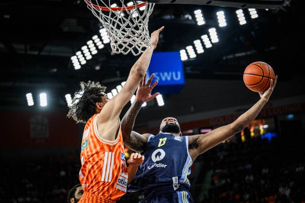 Neu Ulm, Deutschland, 22.04.26: Alec Anigbata (ratiopharm ulm) und Jwan Roberts (ALBA Berlin) im Zweikampf waehrend des Basketball Bundesliga Spiels zwischen ratiopharm ulm vs ALBA Berlin in der ratiopharm Arena am 22. April 2026 in Neu Ulm, Deutschland. (Foto von Harry Langer DeFodi Images) ratiopharm Arena, Germany, 22.04.26: Alec Anigbata (ratiopharm ulm) und Jwan Roberts (ALBA Berlin) battle for the ball during the Basketball Bundesliga match between ratiopharm ulm vs ALBA Berlin at Neu Ulm on April 22, 2026 in ratiopharm Arena, Germany. (Photo by Harry Langer DeFodi Images) (Photo by Harry Langer DeFodi Images) -