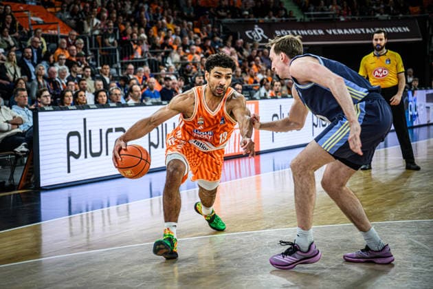 Neu Ulm, Deutschland, 22.04.26: Mark Smith (ratiopharm ulm) und Moses Wood (ALBA Berlin) im Zweikampf waehrend des Basketball Bundesliga Spiels zwischen ratiopharm ulm vs ALBA Berlin in der ratiopharm Arena am 22. April 2026 in Neu Ulm, Deutschland. (Foto von Harry Langer DeFodi Images) ratiopharm Arena, Germany, 22.04.26: Mark Smith (ratiopharm ulm) und Moses Wood (ALBA Berlin) battle for the ball during the Basketball Bundesliga match between ratiopharm ulm vs ALBA Berlin at Neu Ulm on April 22, 2026 in ratiopharm Arena, Germany. (Photo by Harry Langer DeFodi Images) (Photo by Harry Langer DeFodi Images) -