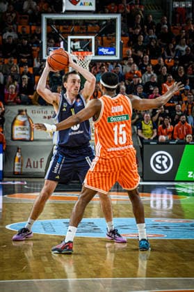 Neu Ulm, Deutschland, 22.04.26: Moses Wood (ALBA Berlin) und Justin Simon (ratiopharm ulm) im Zweikampf waehrend des Basketball Bundesliga Spiels zwischen ratiopharm ulm vs ALBA Berlin in der ratiopharm Arena am 22. April 2026 in Neu Ulm, Deutschland. (Foto von Harry Langer DeFodi Images) ratiopharm Arena, Germany, 22.04.26: Moses Wood (ALBA Berlin) und Justin Simon (ratiopharm ulm) battle for the ball during the Basketball Bundesliga match between ratiopharm ulm vs ALBA Berlin at Neu Ulm on April 22, 2026 in ratiopharm Arena, Germany. (Photo by Harry Langer DeFodi Images) (Photo by Harry Langer DeFodi Images) -