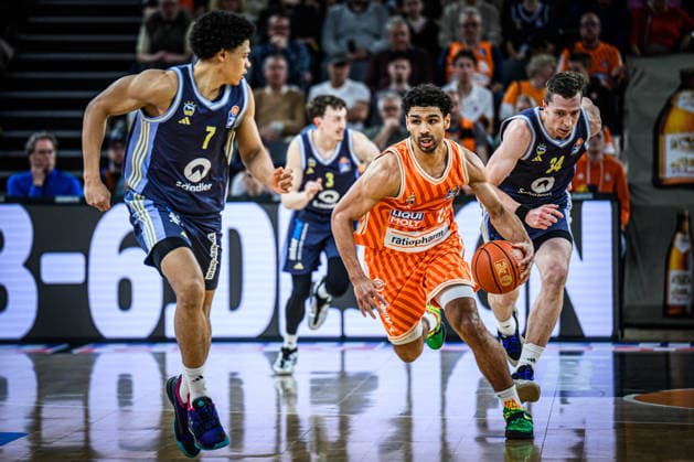 Neu Ulm, Deutschland, 22.04.26: Jack Kayil (ALBA Berlin), Mark Smith (ratiopharm ulm) und Justin Bean (ALBA Berlin) im Zweikampf waehrend des Basketball Bundesliga Spiels zwischen ratiopharm ulm vs ALBA Berlin in der ratiopharm Arena am 22. April 2026 in Neu Ulm, Deutschland. (Foto von Harry Langer DeFodi Images) ratiopharm Arena, Germany, 22.04.26: Jack Kayil (ALBA Berlin), Mark Smith (ratiopharm ulm) und Justin Bean (ALBA Berlin) battle for the ball during the Basketball Bundesliga match between ratiopharm ulm vs ALBA Berlin at Neu Ulm on April 22, 2026 in ratiopharm Arena, Germany. (Photo by Harry Langer DeFodi Images) (Photo by Harry Langer DeFodi Images) -