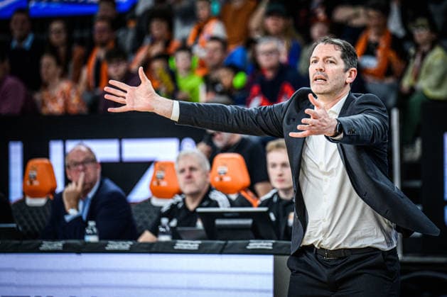 Neu Ulm, Deutschland, 22.04.26: Head Coach Ty Harrelson (ratiopharm ulm) gestikuliert, gestik waehrend des Basketball Bundesliga Spiels zwischen ratiopharm ulm vs ALBA Berlin in der ratiopharm Arena am 22. April 2026 in Neu Ulm, Deutschland. (Foto von Harry Langer DeFodi Images) ratiopharm Arena, Germany, 22.04.26: Head Coach Ty Harrelson (ratiopharm ulm) gestures during the Basketball Bundesliga match between ratiopharm ulm vs ALBA Berlin at Neu Ulm on April 22, 2026 in ratiopharm Arena, Germany. (Photo by Harry Langer DeFodi Images) (Photo by Harry Langer DeFodi Images) -